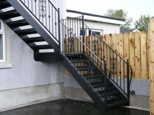 Лестница из металла своими руками: а нужна ли она вообще?