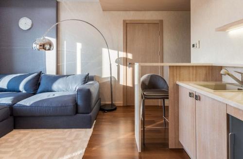 Как использовать освещение для визуального разделения пространства. Как разделить гостиную и кухню без перегородок: зонируем пространство с помощью света