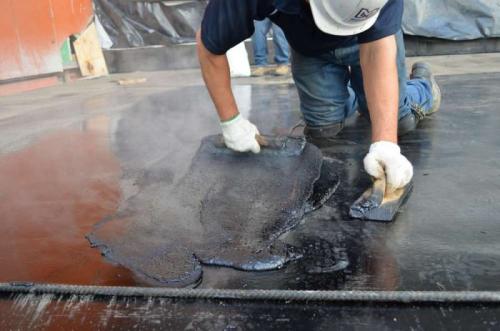 Гидроизоляция деревянного пола перед укладкой плитки. Обмазочная технология