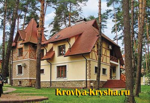 Цвет фасада дома с серой крышей.  На что необходимо обратить внимание выбирая цвет будущей крыши?