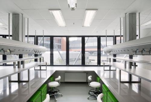 Современный дизайн интерьера: как создать стильный металлический подвесной потолок 02