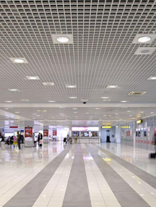 Современный дизайн интерьера: как создать стильный металлический подвесной потолок 03