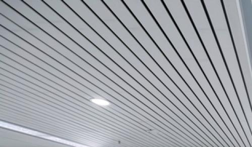 Современный дизайн интерьера: как создать стильный металлический подвесной потолок 04