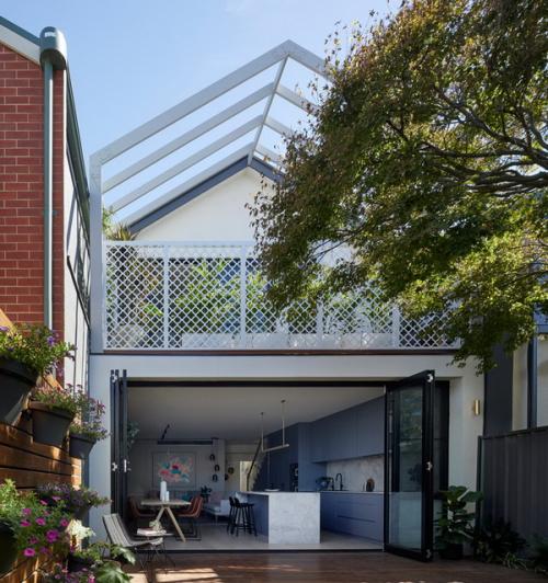 Как украсить фронтон дома своими руками. Практичная эстетика: фронтоны с балконами и террасами