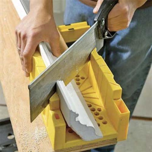 Как зарезать плинтус на потолок. Монтируем потолочный плинтус 01 Как зарезать плинтус на потолок. Монтируем потолочный плинтус 01