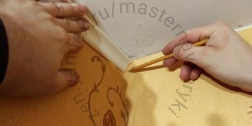 Как зарезать плинтус на потолок. Монтируем потолочный плинтус 05 Как зарезать плинтус на потолок. Монтируем потолочный плинтус 05