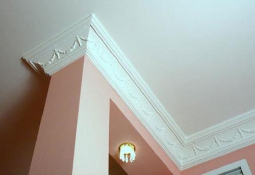 Как зарезать плинтус на потолок. Монтируем потолочный плинтус 09 Как зарезать плинтус на потолок. Монтируем потолочный плинтус 09