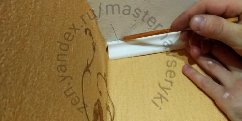 Как зарезать плинтус на потолок. Монтируем потолочный плинтус 06 Как зарезать плинтус на потолок. Монтируем потолочный плинтус 06