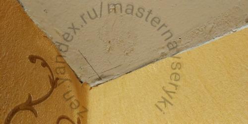 Как зарезать плинтус на потолок. Монтируем потолочный плинтус 04 Как зарезать плинтус на потолок. Монтируем потолочный плинтус 04