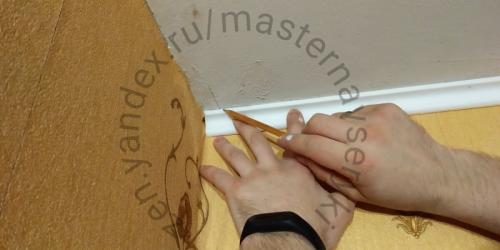 Как зарезать плинтус на потолок. Монтируем потолочный плинтус 03 Как зарезать плинтус на потолок. Монтируем потолочный плинтус 03