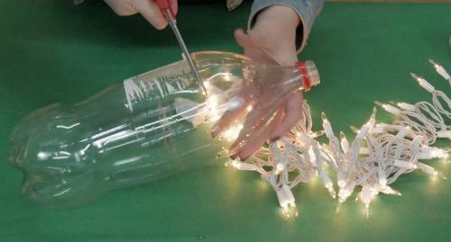 Как изготовить поделки из пластиковых бутылок для праздничных декораций. Поделки из пластиковых бутылок своими руками: 84 фото лучших идей использования 1,5 и 5 литровых бутылок для детей, дачи, дома, сада