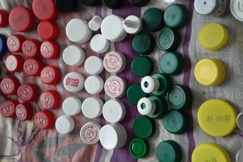 Какие цвета краски лучше использовать для поделки из пластиковых бутылок и крышек. Поделки из пластиковых крышек своими руками — схемы изготовления полезных поделок из крышек от пластиковых бутылок для детей, дачи и сада + фото