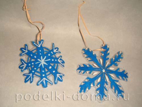 Как можно украсить новогоднюю поделку из пластиковой бутылки. Игрушки-снежинки на елку 