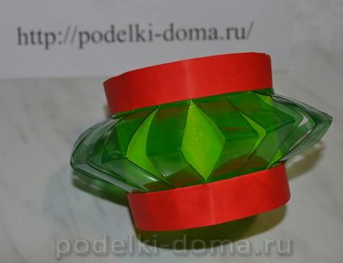 Как можно украсить новогоднюю поделку из пластиковой бутылки. Игрушки-снежинки на елку 