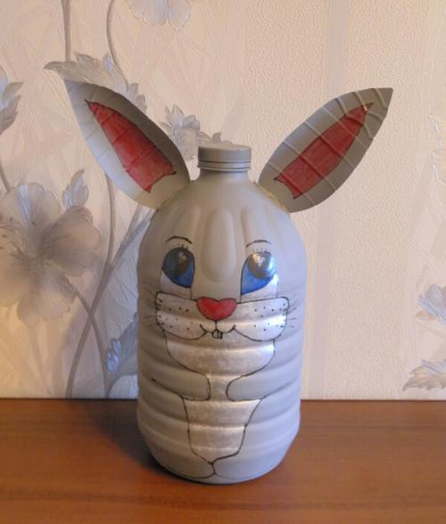 Какие материалы можно использовать для украшения новогодних поделок из пластиковой бутылки. Поделки из пятилитровой пластиковой бутылки к Новому году