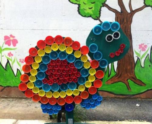 Какие цвета краски лучше использовать для поделки из пластиковых бутылок и крышек. Поделки из пластиковых крышек своими руками — схемы изготовления полезных поделок из крышек от пластиковых бутылок для детей, дачи и сада + фото