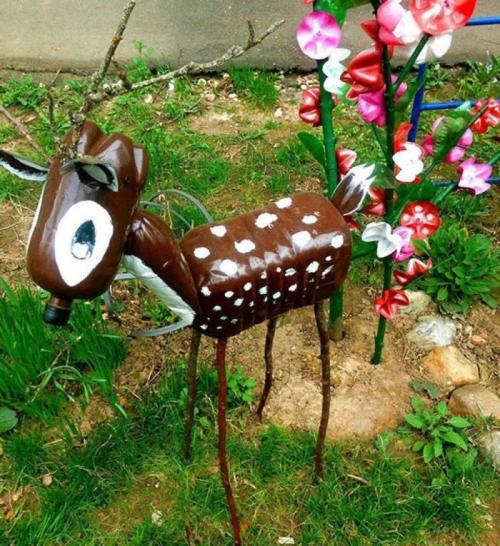 Как изготовить поделки из пластиковых бутылок для праздничных декораций. Поделки из пластиковых бутылок своими руками: 84 фото лучших идей использования 1,5 и 5 литровых бутылок для детей, дачи, дома, сада