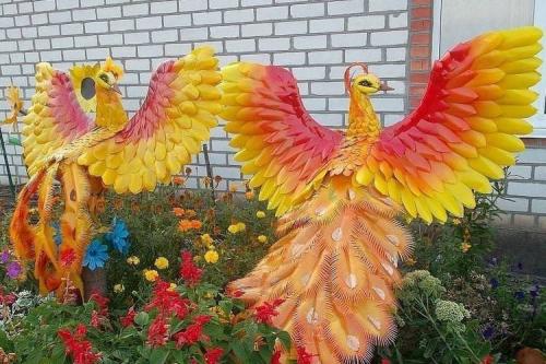 Как изготовить поделки из пластиковых бутылок для праздничных декораций. Поделки из пластиковых бутылок своими руками: 84 фото лучших идей использования 1,5 и 5 литровых бутылок для детей, дачи, дома, сада