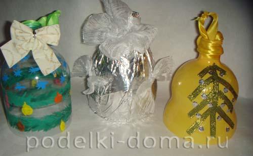 Как можно украсить новогоднюю поделку из пластиковой бутылки. Игрушки-снежинки на елку 