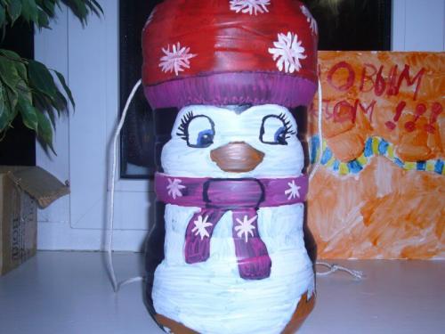 Какие материалы можно использовать для украшения новогодних поделок из пластиковой бутылки. Поделки из пятилитровой пластиковой бутылки к Новому году