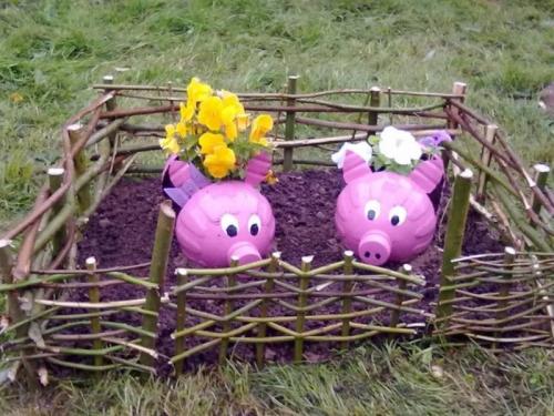 Как изготовить поделки из пластиковых бутылок для праздничных декораций. Поделки из пластиковых бутылок своими руками: 84 фото лучших идей использования 1,5 и 5 литровых бутылок для детей, дачи, дома, сада