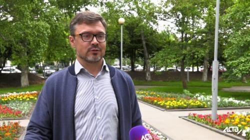 Как часто люди выбрасывают пластиковые бутылки. Вы делаете это неправильно: astv.ru задал эксперту 10 простых вопросов о сортировке мусора