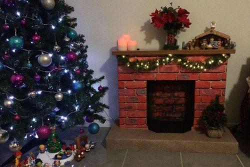 Декоративный камин из пенопласта. Плюсы и минусы использования пенопласта для камина 25