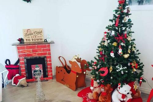 Как сделать фальш-камин своими руками. Фальш камин на новый год из коробки 01