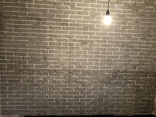 Кирпичная стена своими руками из штукатурки. Стена под кирпич из штукатурки своими руками