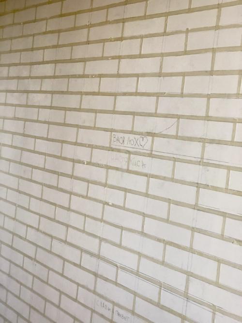 Кирпичная стена своими руками из штукатурки. Стена под кирпич из штукатурки своими руками