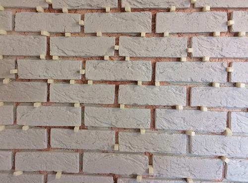 Пошаговая инструкция: как правильно укладывать декоративный кирпич на стену 03