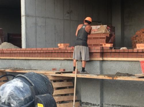 Как правильно подготовить поверхность для постройки кирпичной стены. С чего начинается любая облицовочная кладка.