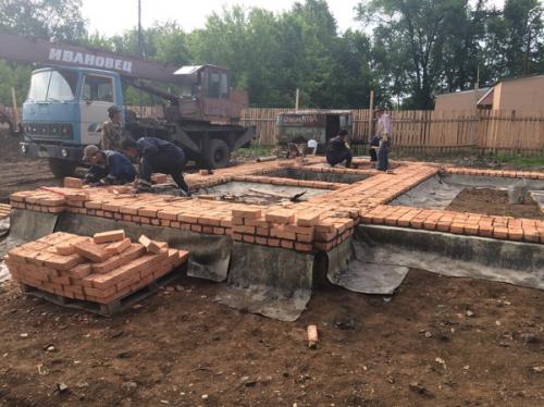 Как правильно подготовить поверхность для постройки кирпичной стены. С чего начинается любая облицовочная кладка.