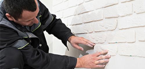 Пошаговая инструкция: как правильно укладывать декоративный кирпич на стену 05