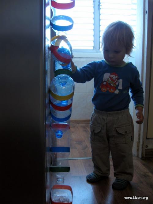 Как можно сделать игру из пластиковой бутылки безопасной для детей. Вращающиеся шарики - игра из пластиковых бутылок
