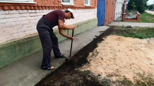 Отмостка вокруг старого дома. Процесс ремонта разрушенной отмостки