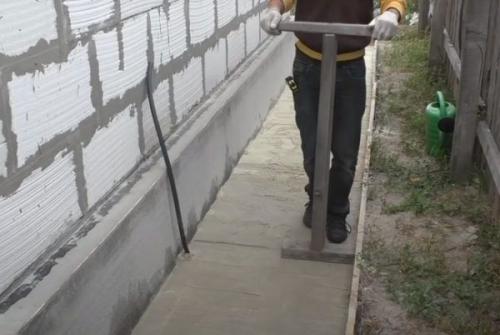 Технология укладки бетонной отмостки. Этапы укладки отмостки вокруг дома