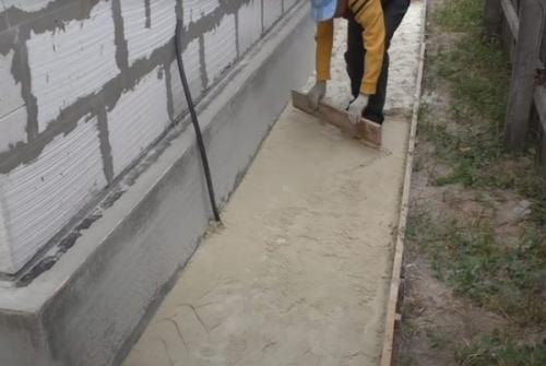 Технология укладки бетонной отмостки. Этапы укладки отмостки вокруг дома