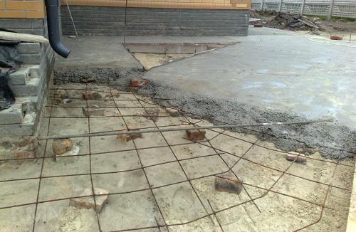 Отмостка из бетона своими руками. Опалубка, армирование 01