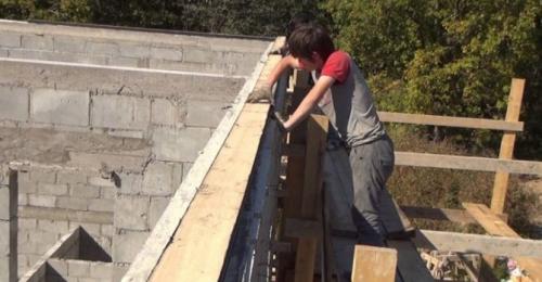 Крепление балки к кирпичной стене. Крепление деревянного бруса к кирпичной стене – особенности технологии