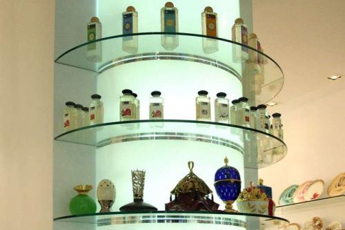 Красивые полки в интерьере. Полки в интерьере гостиной