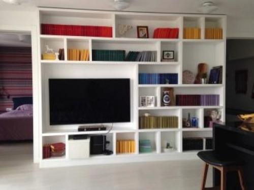 Настенные полки в интерьере. Гостиная 16