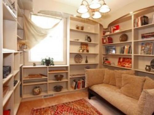 Настенные полки в интерьере. Гостиная 21