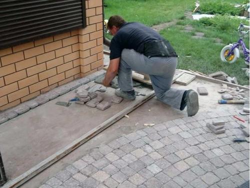 Отмостка вокруг старого дома. Как отремонтировать и обновить отмостку вокруг дома своими руками