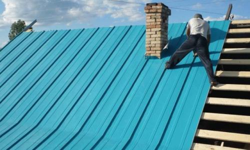 Проход дымохода через кровлю. Почему важно выводить дымоход правильно? 04