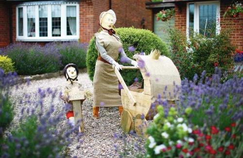 Пугало огородное своими руками. Пугало в сад — 140 фото и видео описание креативных идей и советы, как смастерить пугало своими руками