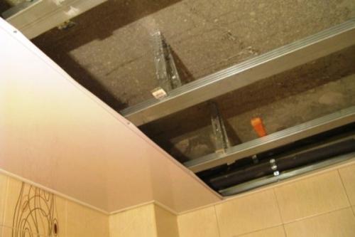 Самая дешевая отделка ванной комнаты. Ремонт потолка.