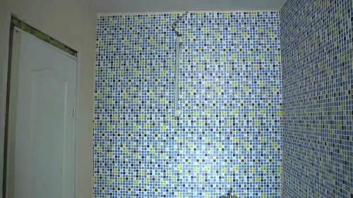 Чем отделать стены в ванной дешево. Чем обклеить стены в ванной — недорогие варианты обклейки стен самоклеющейся пленкой, обоями и стеновыми панелями