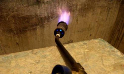 Недорогой ремонт в ванной без плитки. Окрашивание стен своими руками