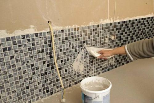 Чем отделать стены в ванной бюджетный вариант. Чем обклеить стены в ванной — недорогие варианты обклейки стен самоклеющейся пленкой, обоями и стеновыми панелями